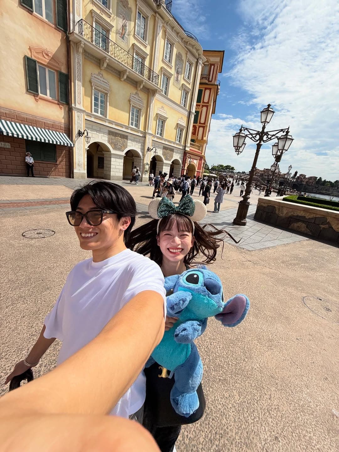 「夫婦ショットが眩しい…！」上田綺世、ハワイディズニーで笑顔あふれるオフショットを公開