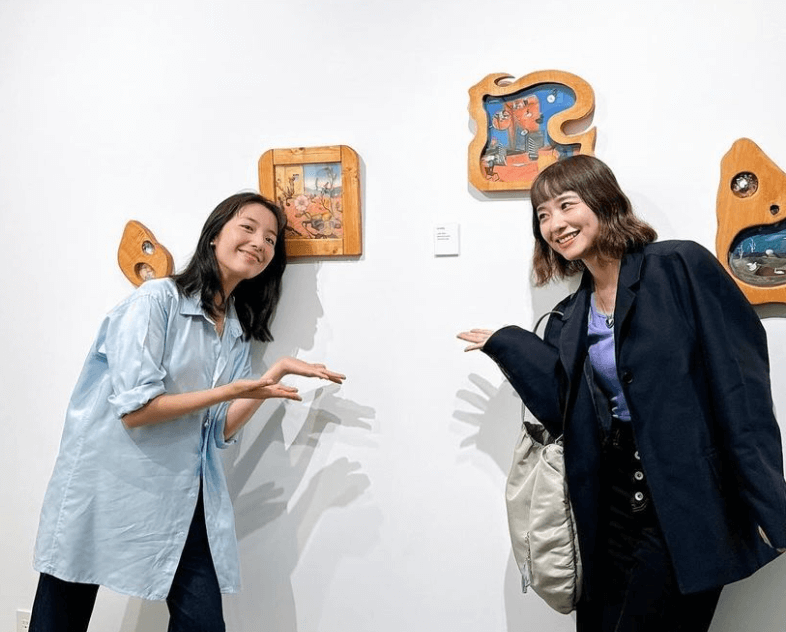 人気若手女優が個展に足を運び、「才能に惚れ惚れ」