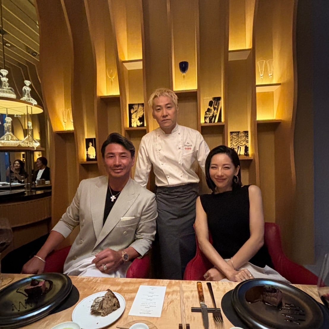 魔裟斗、妻・矢沢心と高級料理に舌鼓！