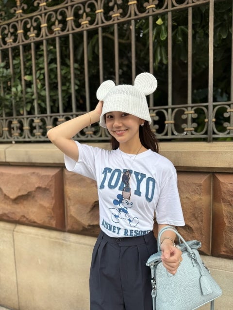 今井美桜が「耳付き夏帽子＆初ミッキーT」で魅せた、ディズニーランドの「爽やかリンクコーデ」