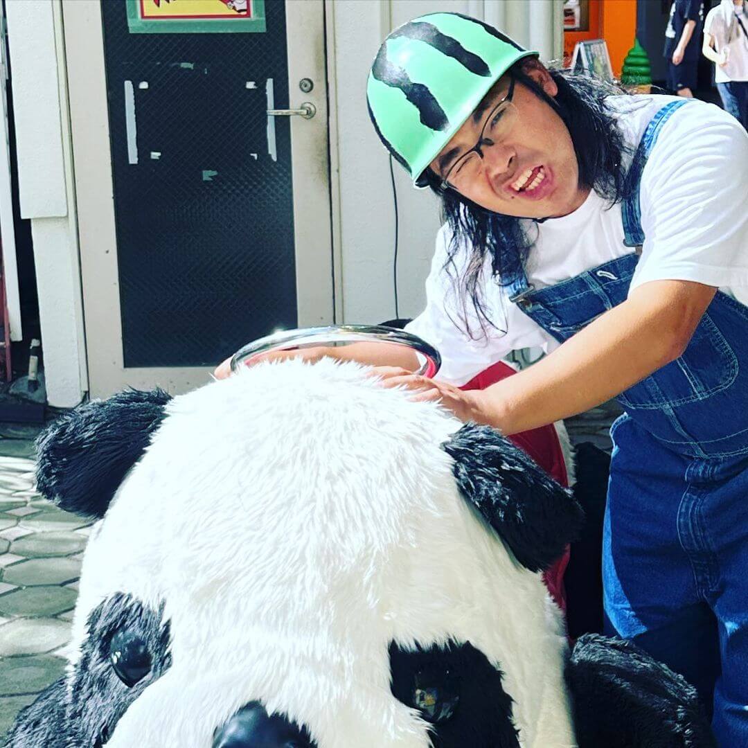 有吉弘行が「充電パンダの旅🐼🔌」中のロッチ中岡を激写⁈🍉