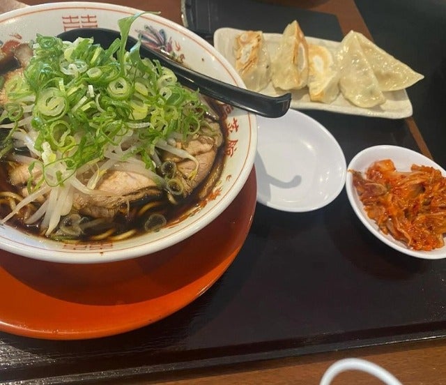 安田大サーカスのクロちゃんがブランチにラーメンの餃子セットを食べる！