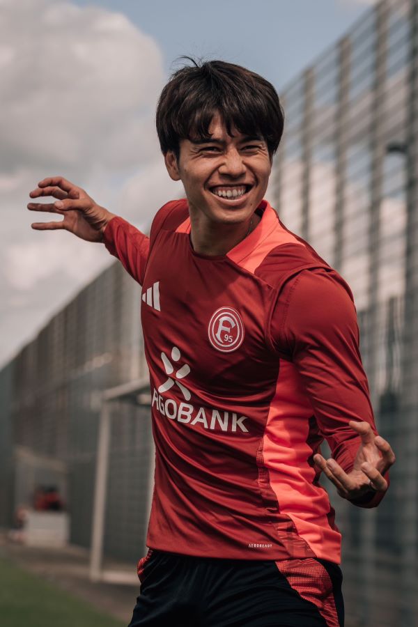 「めちゃくちゃ可愛い」練習前、少年のようにはしゃぐ田中碧が話題