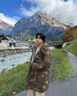 超人気YouTuber あまりの小顔に驚愕の声殺到?!広大な自然バックに最新ショット公開