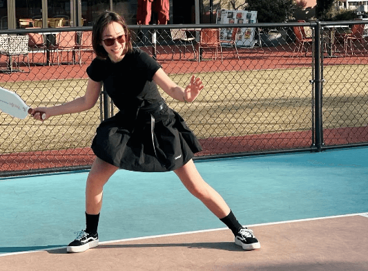 「すごく可愛いです」美女トレーナー、ドハマリ中の”ピックルボールショット”を披露！グラサン越しでもカワイイと話題