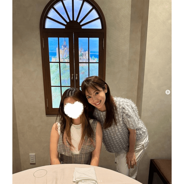 美人女優の吉田美紀、北京ダックを堪能しご満悦！愛娘とのツーショットも公開