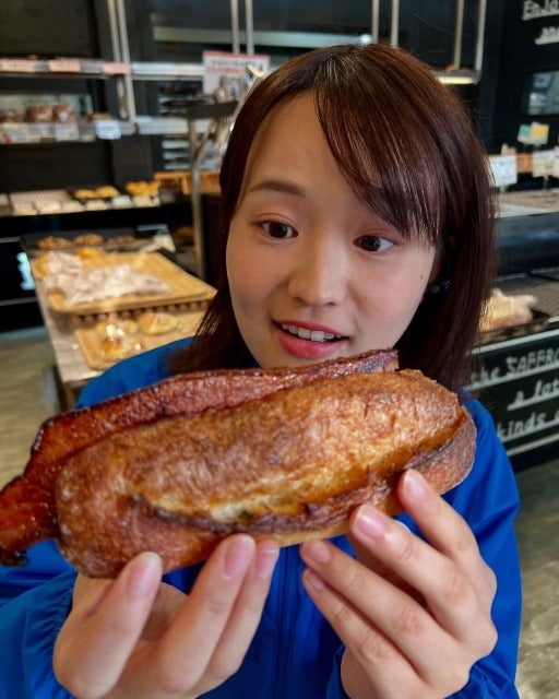 篠原梨菜、衝撃のベーコンサンドに目を奪われる。天才的パンの破壊力がすごい
