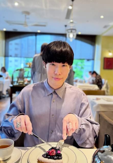 坂口涼太郎が連載の更新を報告！超おしゃれな執筆姿も披露