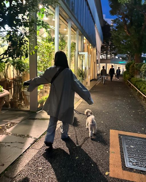 「へへへ」元NMB48・山田菜々、ウキウキ愛犬とお散歩は後ろ姿だけで可愛いと話題！