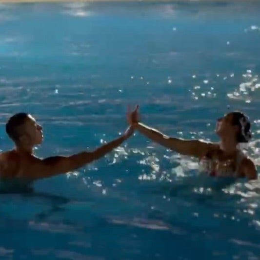 小谷実可子が“バースデーエキシビション”に向け、夜のプールで練習！