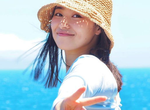 「ソーキュート！」空手黒帯参段の美女、”ときめきサマービーチ＆ワンコショット”を披露！見目麗しいとファンうっとり