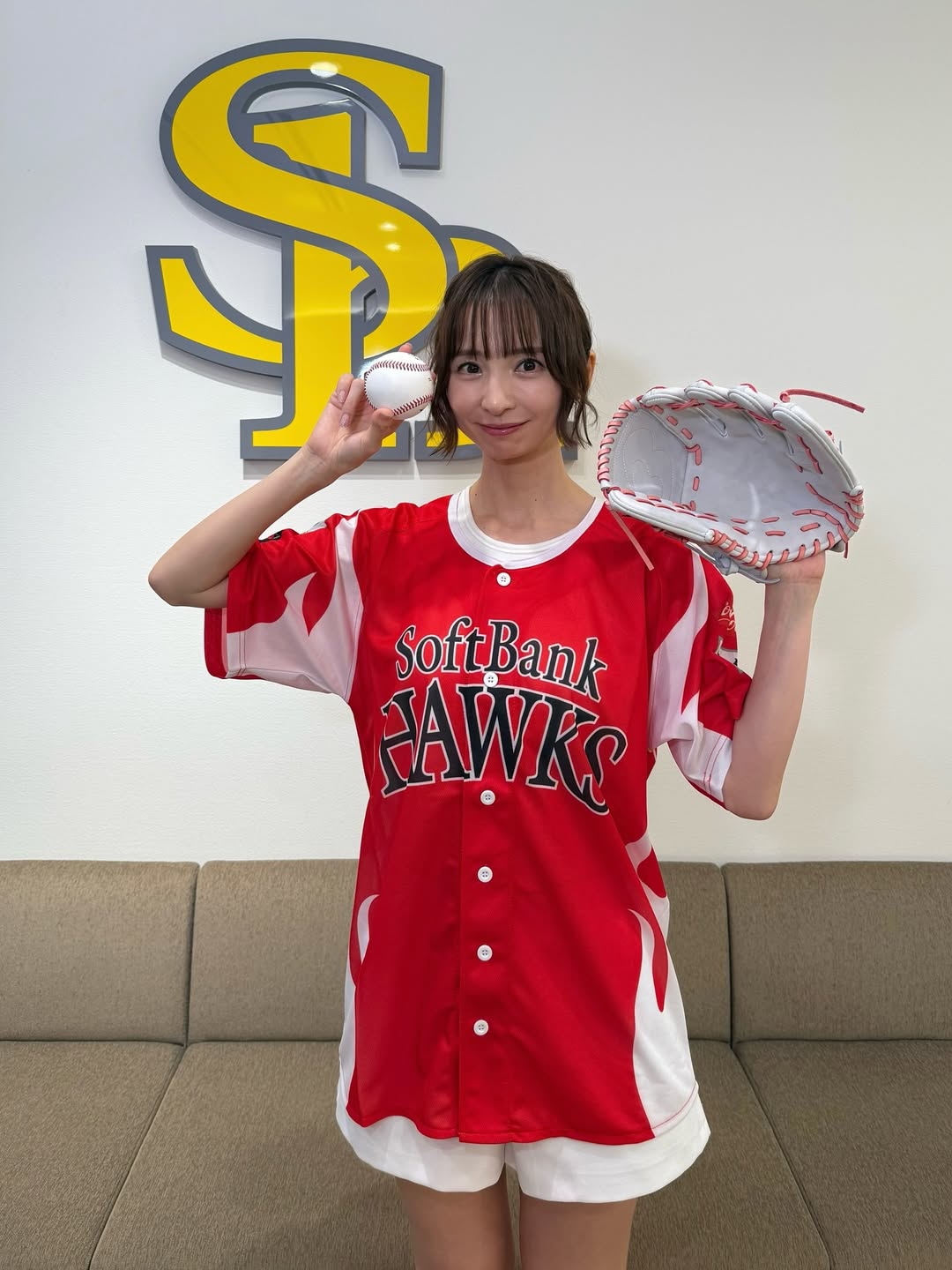 篠田麻里子、ご縁とサプライズが満載のホークス始球式へ！ユニフォーム姿に「スタイル抜群」
