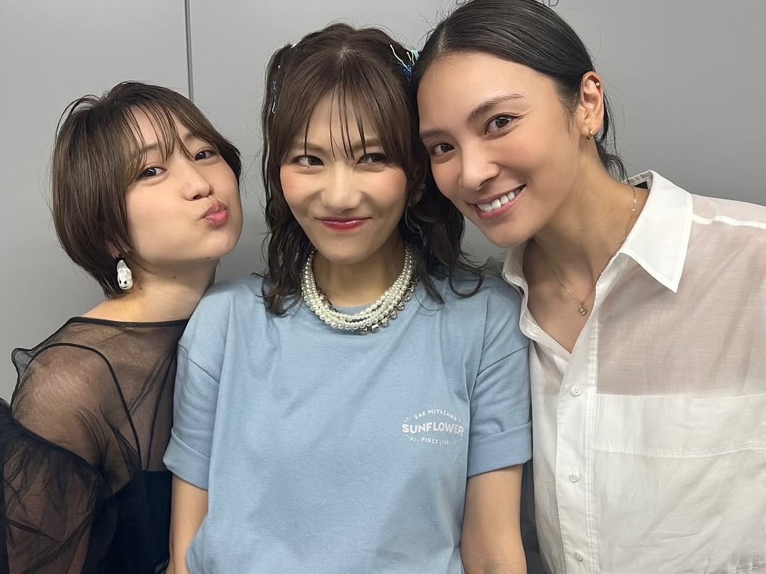 秋元才加、宮澤佐江の1stライブへ！大島優子との3ショットに「心友トリオが揃うとは…」と感激の声！