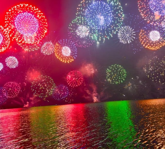宍道湖に映る幻想！写真家・蜷川実花が松江水郷祭の湖上花火を絶賛