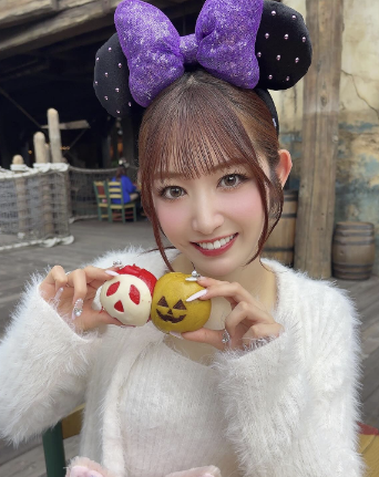 美輪咲月、ディズニーシーでハロウィン全開のキュートショット！「おかしくれないといたずらしちゃうぞっ！」