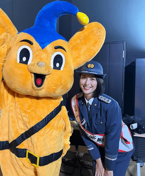 「美人署長に敬礼！」橋本マナミが豊島区の一日警察署長になり、激レアショットを披露