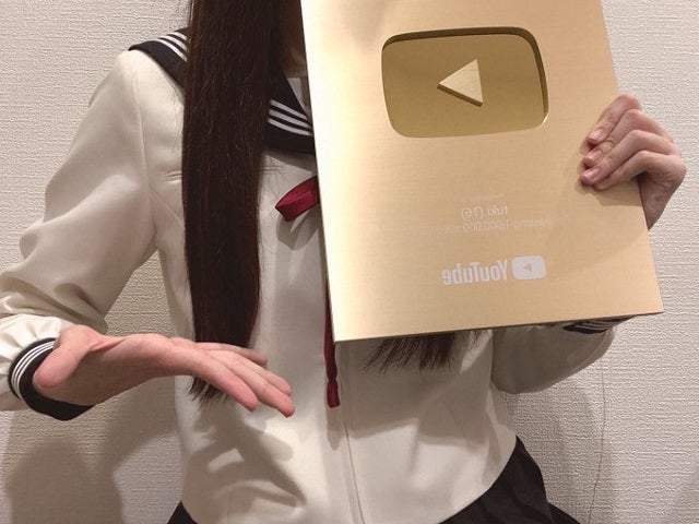 tuki.がついに「金の盾」獲得！”パヤパヤ”ヘアでの制服ショットにも注目