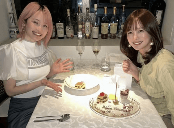 「30歳とか信じられない！」人気モデル、バースデーの記念ショットを公開！溺愛ぶりにファン驚愕＆祝福「この貴重なラスト20代の時間はいただいたぜ」