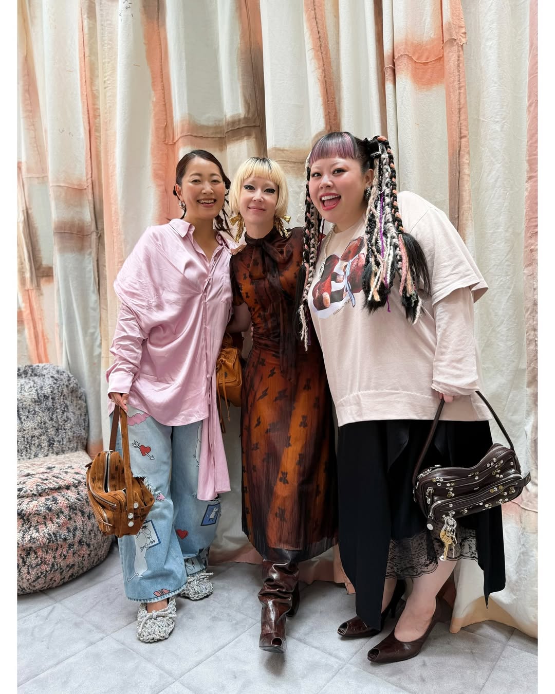 人気歌手・木村カエラとアメリカで大活躍中のお笑い芸人が笑顔でパシャリ！