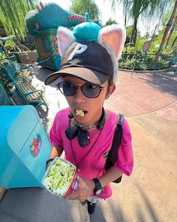 「成長しすぎてびっくり…」子役時代から活躍の俳優 超イケメンに変貌 ディズニー満喫ショットが話題に