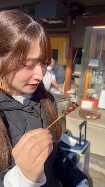 「初すずめ」アイドル 貝賀琴莉が初めての食べ物に挑戦！可愛い食レポ動画が大好評