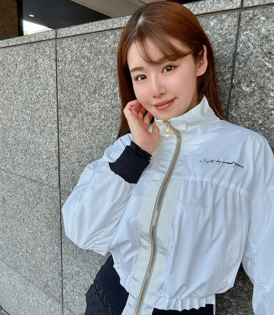 「朝練してたら…」ゴルフ美女子、まさかの珍事にファン驚愕！美ウェアショットも話題に「隣で、練習したい！」