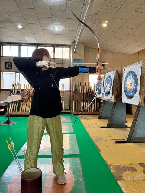 「ほんと仲良しやなぁ」マユリカ・中谷が紅しょうが・稲田とアーチェリーへ！真剣&楽しそうな姿にファンも笑顔