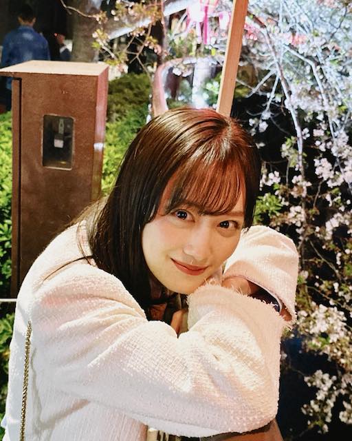 山下美月が4月を締めくくる最新ショット✨目黒川の桜と一緒に🌸