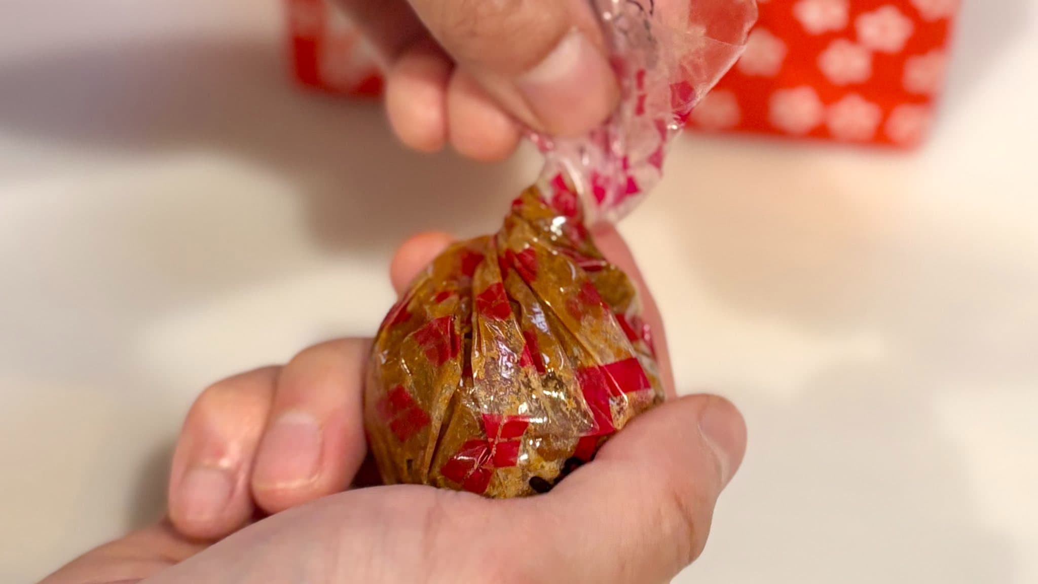 「風呂敷の中で揉んで食べる」信玄餅の意外すぎる食べ方にSNS驚きの声