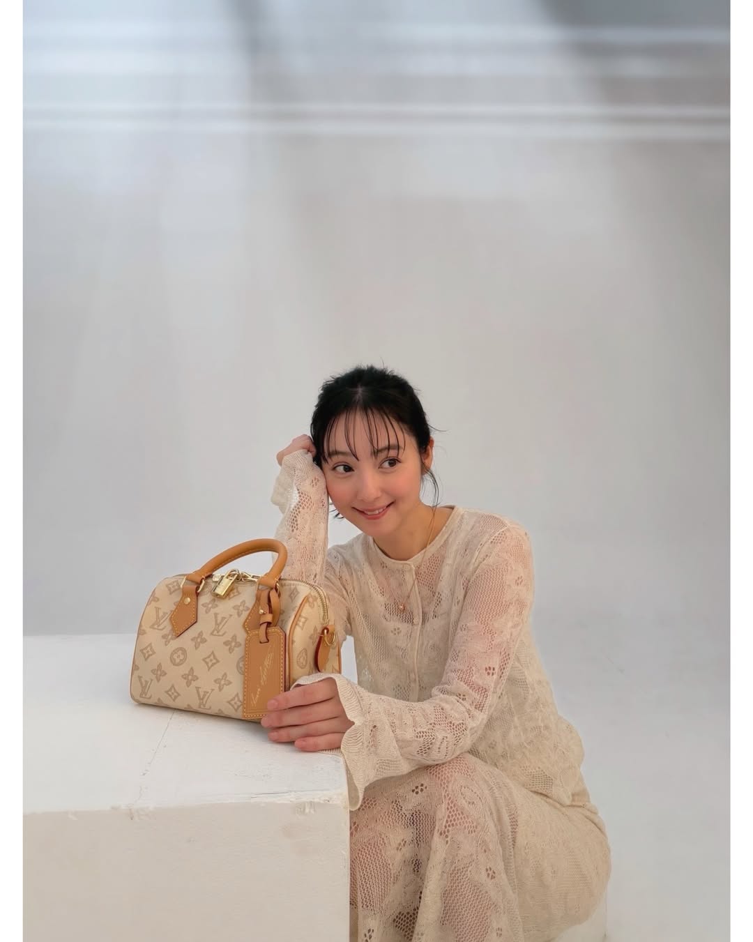 「一足早く春気分」佐々木希、INTIMITE新作×ショルダーバッグ姿が話題