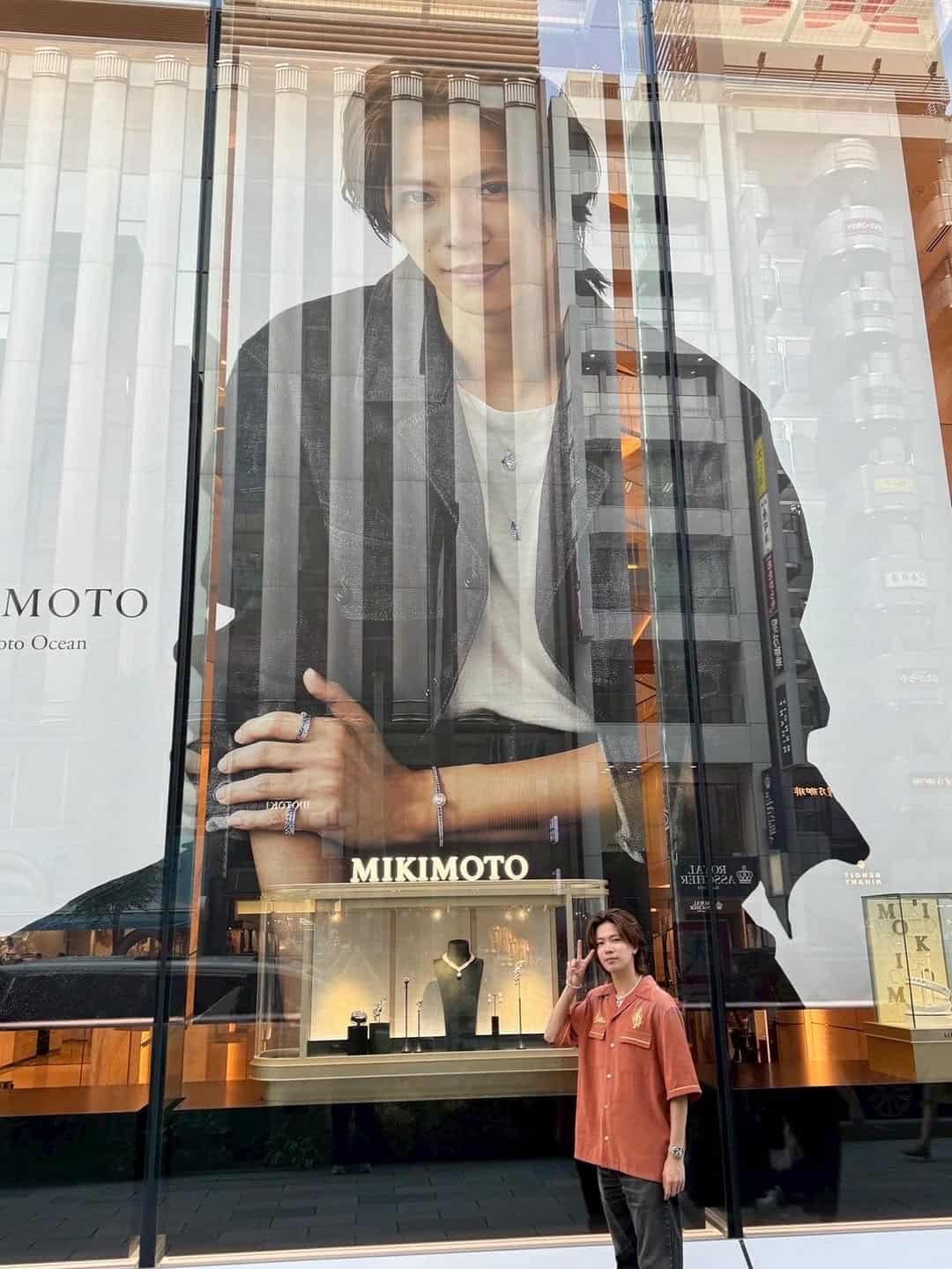 「銀座の顔だああああ」神宮寺勇太が自身のビッグポスターの前でパシャリ！本人×本人にファンは歓喜