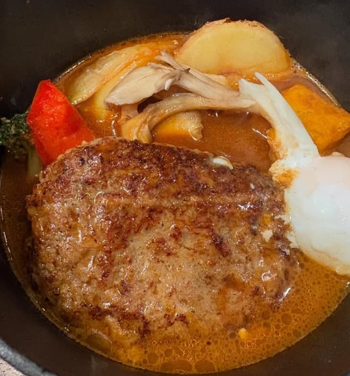 「ハンバーグの肉のおかげで野菜までもう肉！？笑」爆食芸人ファミリーの癒し飯が話題に