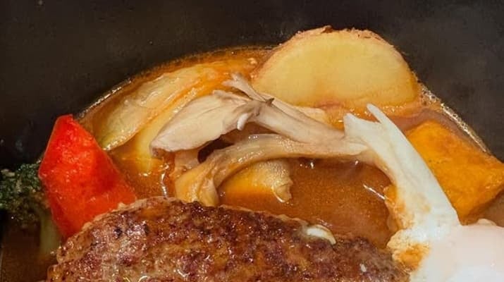 「ハンバーグの肉のおかげで野菜までもう肉！？笑」爆食芸人ファミリーの癒し飯が話題に