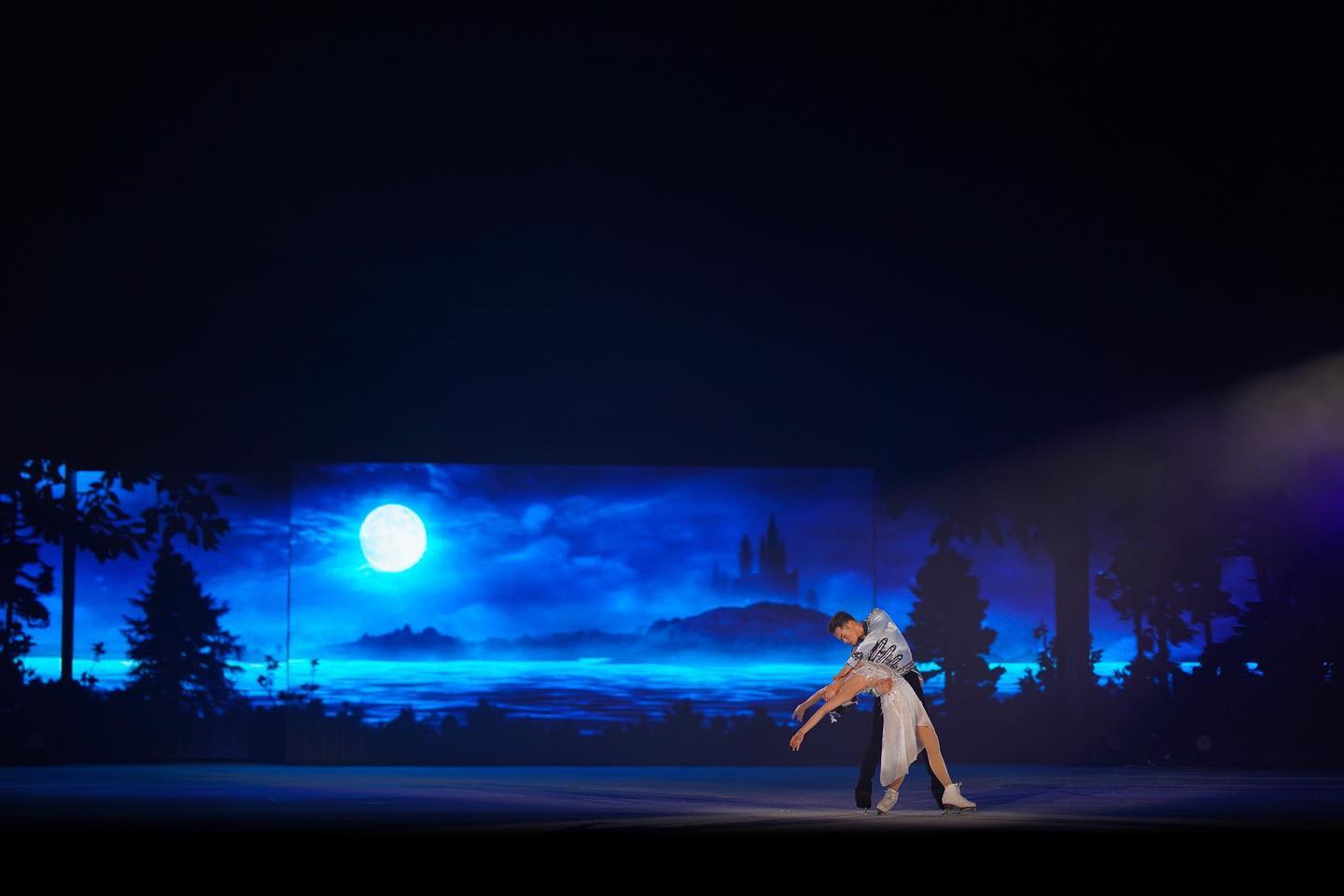 浅田真央、美しすぎる氷上ショットが話題⛸「トリプルアクセル👏🔥」