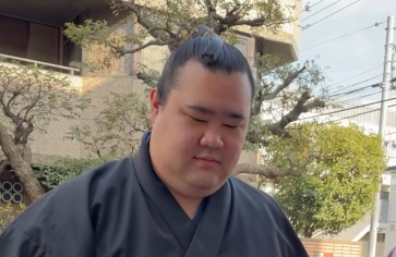 大相撲・尾上部屋、力士の出発前の清めの塩を振る儀式を公開！ファンから応援続々