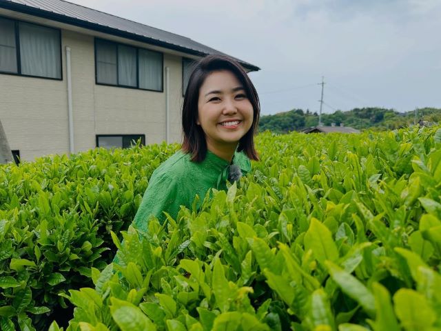 塩見泰子の笑顔と緑の風景。雨の前に届けた自然と優しさのひととき