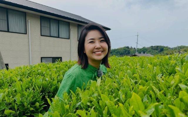 塩見泰子の笑顔と緑の風景。雨の前に届けた自然と優しさのひととき