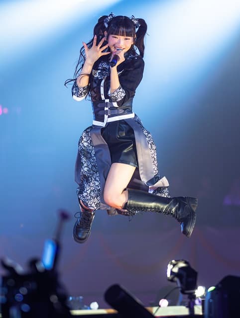 「空飛べるようになった」ステージで跳躍するアイドルの姿にファン「表情ポーズ完璧なの、さすがすぎる！」