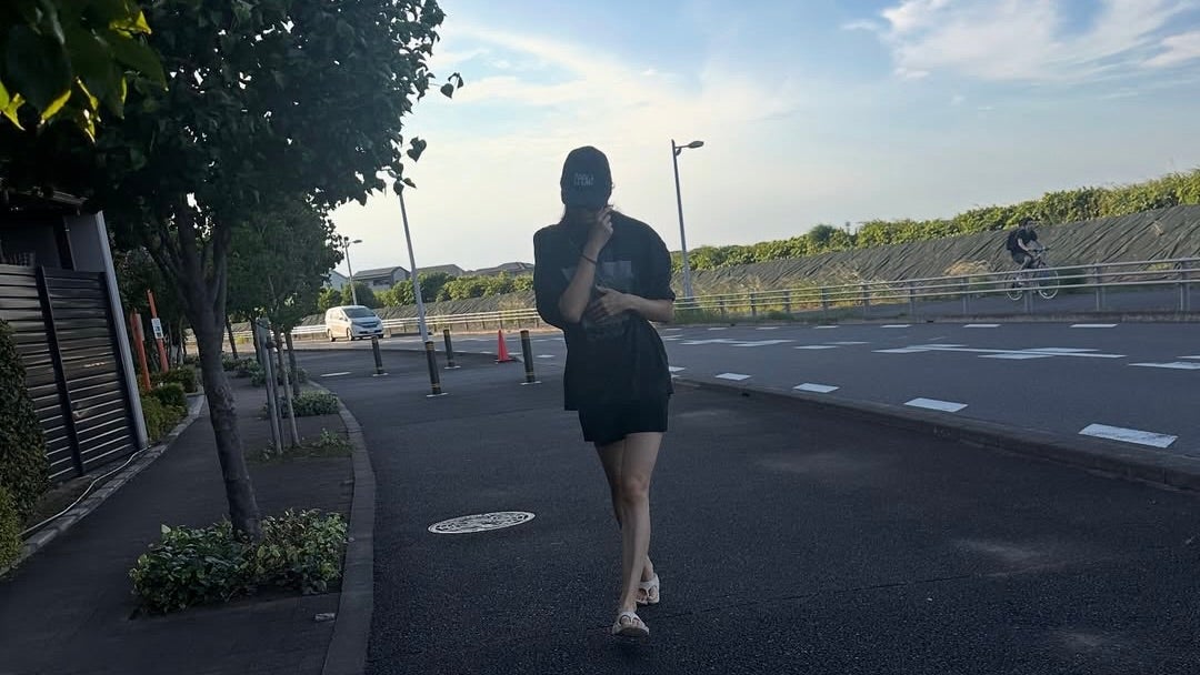 「綺麗な足」秋本愛、美脚際立つカジュアルショットにファン釘付け！