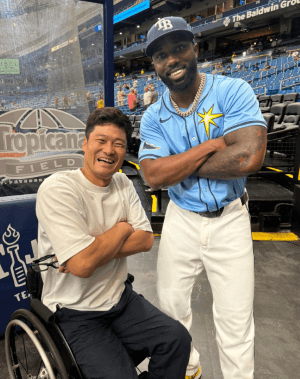 「自ら腕組みしてくれた」車いすテニス界のレジェンドが、MLB名物外野手と豪華2ショット