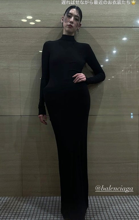 足なが！！！！あのモデルが全身ブラックコーデを公開