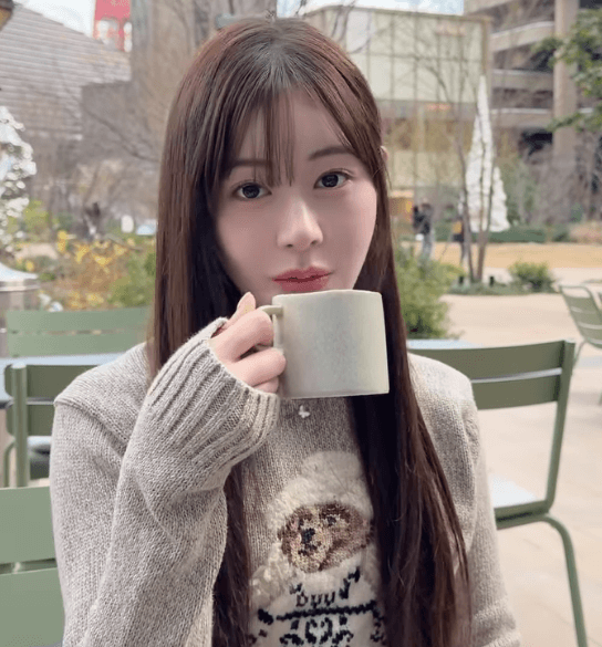 めっちゃ綺麗だよ」元人気アイドル、カフェテラスにて”お見つめ 