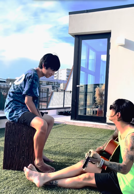 Dragon Ashのボーカル・降谷建志さんが息子と”顔出し”で演奏「こんなお父さん素敵すぎる😍」