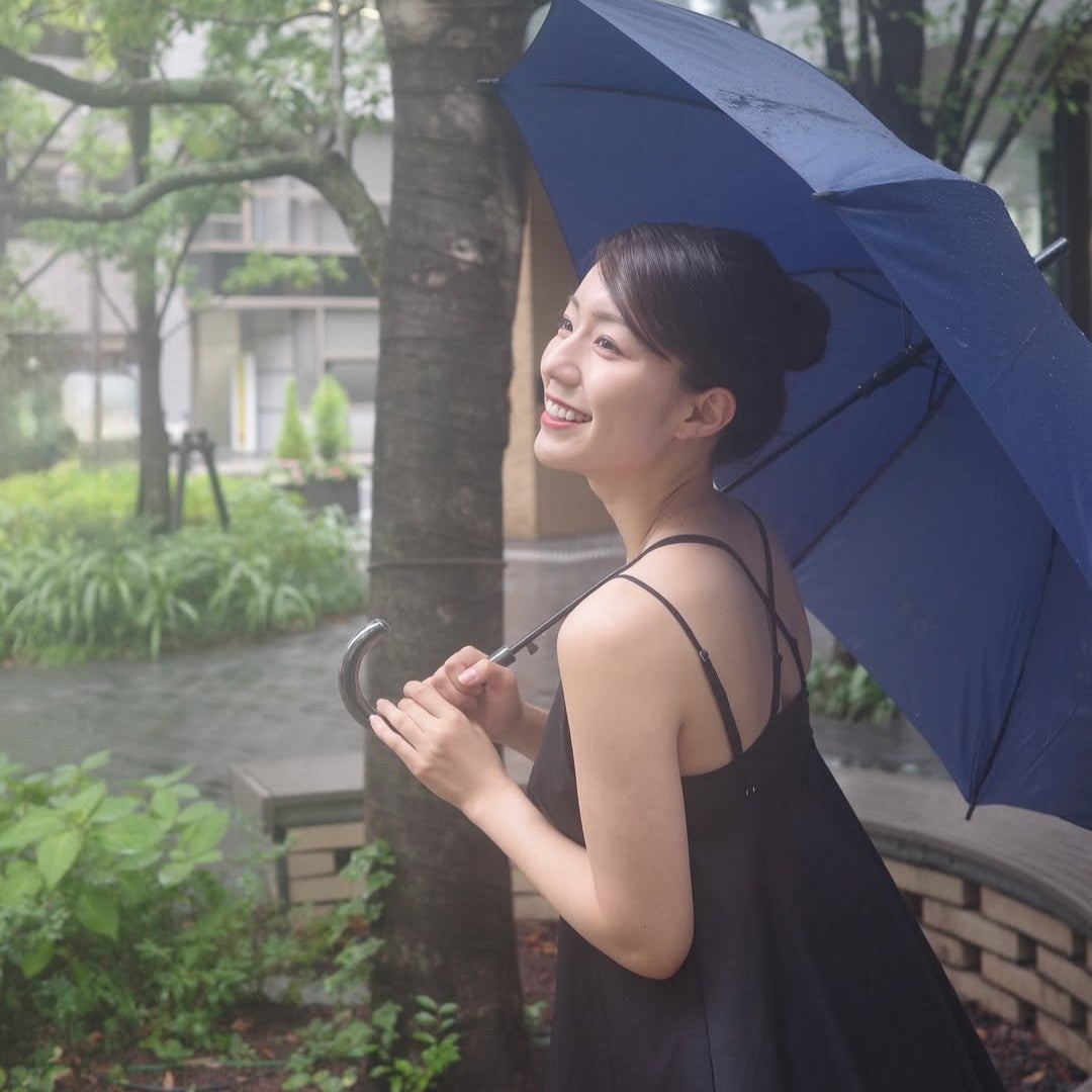 ”水も滴る美女”が美背中あらわなキャミソールワンピ姿を披露し「神々しい」とファン歓喜