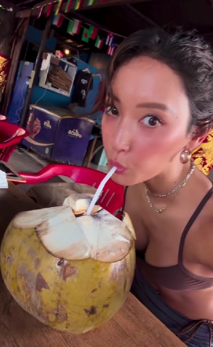 「マンタが羨ましすぎて」菜々緒がバリでマンタと優雅に泳ぐ！男前すぎる休暇の様子が話題