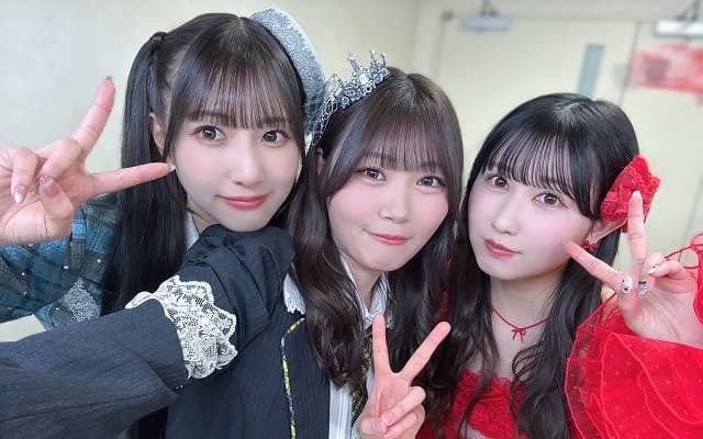 ≒JOY 小澤愛実が代々木アニメーション学院の入学式に登場！貴重な”リーダーズ”3ショットを公開