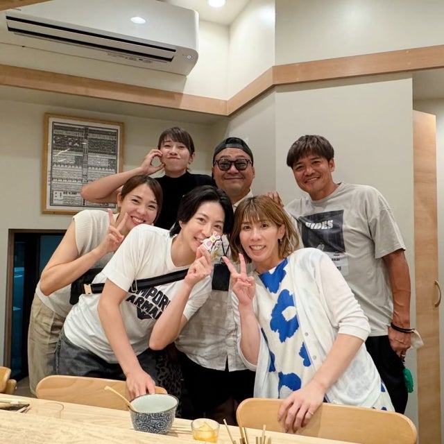 狩野舞子が「アスリート会」集合写真を公開、スペイン帰国の大久保嘉人と再会