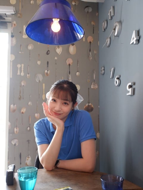 足立梨花「ブルーに染まる午後」、透明感とアートに包まれた癒しのひととき