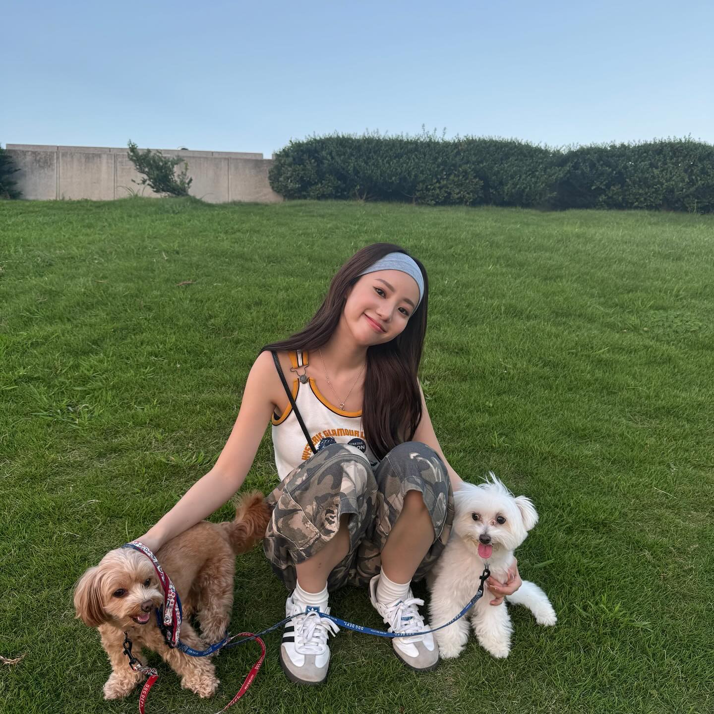 「白熊みたいになってる笑」超人気YouTuberの愛犬との最新ショットにファン大盛況！