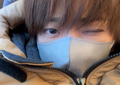 「寝起きでこのビジュ!？」小山慶一郎、新幹線ショットにファン悶絶